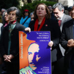 A 50 años del asesinato de Orlando Letelier, su hijo pide al Gobierno avanzar en la extradición de Fernández Larios Familiares y organizaciones de derechos humanos participaron en una romería en el Cementerio General para conmemorar los 50 años del asesinato de Orlando Letelier. Foto: Aton.