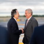 Relación con EE.UU. marca diferencias entre oficialismo y oposición antes del primer discurso de Kast en la ONU Presidente Kast saluda a hombre de traje en una pista aérea.