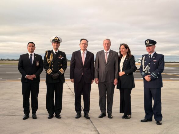 Presidente José Antonio Kast y la primera dama, María Pía Adriasola, posan para la foto en la pista aérea del Aeropuerto Internacional John F. Kennedy junto a autoridades estadounidenses.