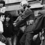 La violencia sexual también fue política Imagen en blanco y negro de mujeres siendo detenidas por carabineros en dictadura.