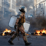 Ley Antibarricadas 2.0 avanza al Senado tras aprobación en general de la Cámara de Diputados Carabinero camina frente a una barricada con fuego.