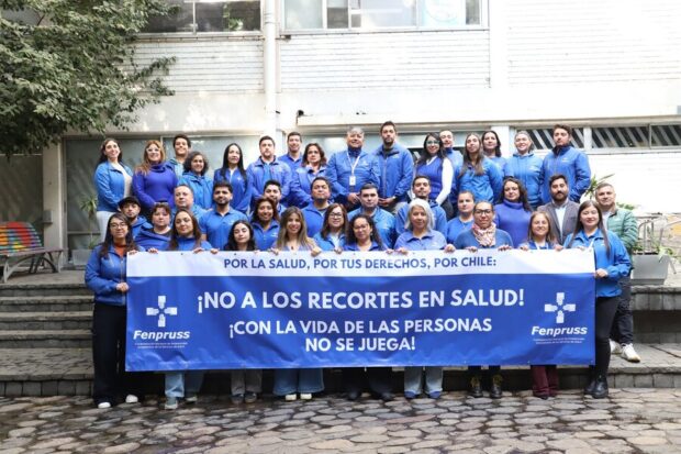 Dirigentes e integrantes de Fenpruss sostienen un cartel que dice: ¡No a los recortes en salud! ¡Con la vida de las personas no se juega!