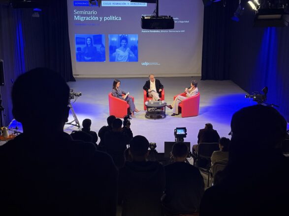La exministra del Interior, Carolina Tohá, y la presidenta del Senado, Paulina Núñez, participan del seminario “Migración y Política” de la Universidad Diego Portales.