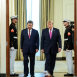 Trump recibe a Xi Jinping en la Casa Blanca: las claves de una cumbre que busca administrar la competencia China-EE.UU. Donald Trump y Xi Jinping ingresando al Despacho Oval de la Casa Blanca.