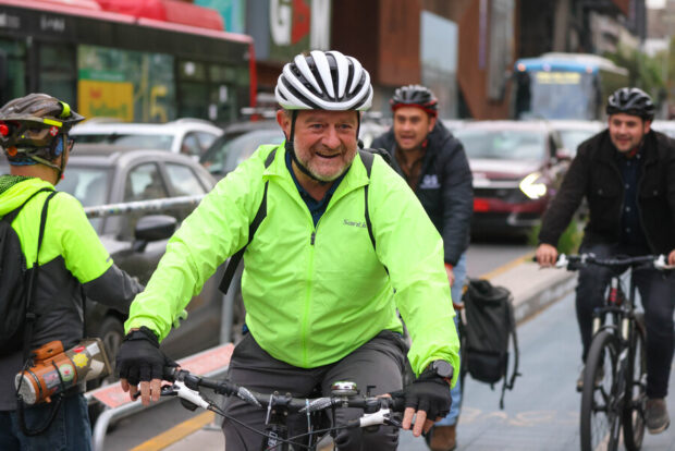 Claudio Orrego en bicicleta.