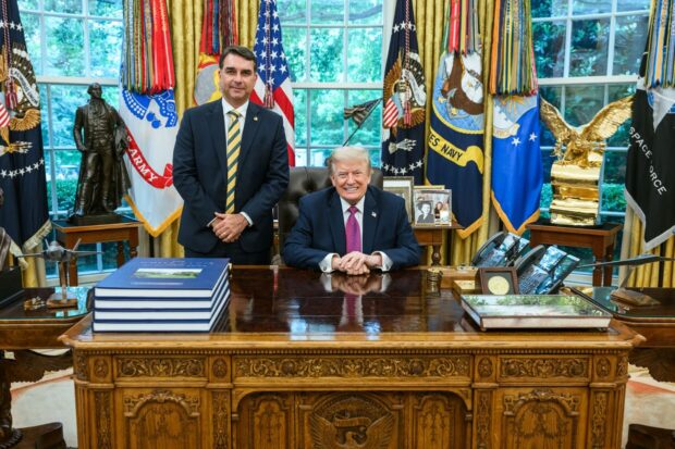 Flavio Bolsonaro y Donald Trump en el Despacho Oval.