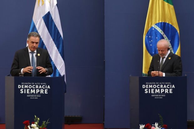 Los presidentes de Uruguay y Brasil, Yamandú Orsi y Luiz Inácio Lula da Silva, respectivamente, en la cumbre Democracia Siempre en Chile. 