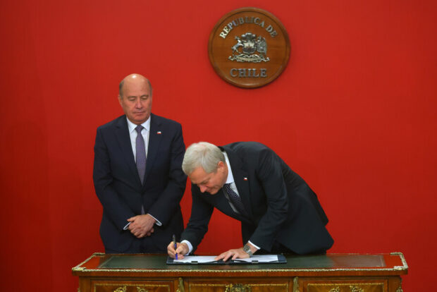 El Presidente José Antonio Kast firma proyecto de ley que extiende bonos de la Ley 21.811, concede beneficios a pescadores artesanales y autoriza capitalización del Fogape.