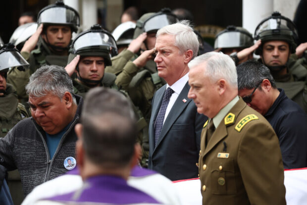 Presidente Kast junto a grupo de carabineros.