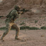 Los últimos soldados estadounidenses abandonan Irak tras 20 años de permanencia en el país Soldados estadounidenses con uniforme de camuflaje en posición de combate en un terreno desértico.