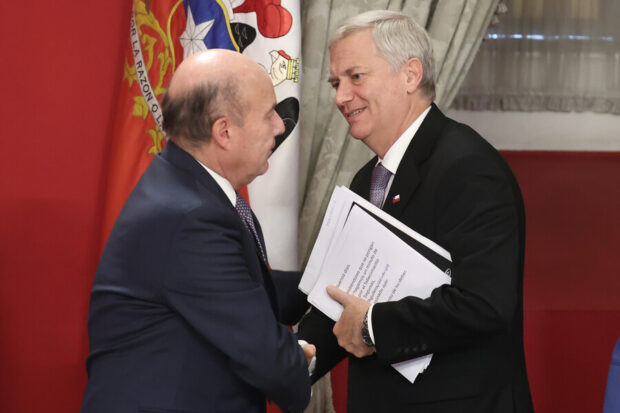 Presidente José Antonio Kast y el ministro de Hacienda, Jorge Quiroz. 