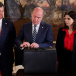 Presupuesto 2027: oficialismo se muestra optimista tras apertura de Quiroz y oposición se declara en alerta por recortes Jorge Quiroz con un maletín.