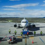 Nuevo terminal del Aeropuerto Balmaceda aumenta su capacidad operativa en un 250% y robustece conectividad de la zona austral Avión en una pista de vuelo.