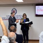 Rosa Devés recibe el Premio Don Quijote y reivindica una “historia compartida” con la Universidad de Chile La exrectora de la U. de Chile, Rosa Devés, recibe el premio Quijote de la Mancha.