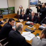 Gobierno retirará reforma constitucional en seguridad: nuevo proyecto suma a los senadores Bianchi y Flores Reunión de autoridades en el Congreso.