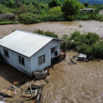 Senapred ordena evacuar La Manresa por desborde del Mapocho en medio de lluvias “históricas” Casa en medio del desborde del río mapocho.