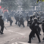 Francia bajo presión: protestas, violencia y una compleja situación económica Policia francesa cargando contra manifestantes en las calles de París