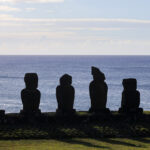 Tras terremoto en Panamá: SHOA establece estado de precaución para Isla de Pascua Sombra de los moais de la Isla de Pascua. Detrás se ve el mar.