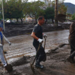 Balance Senapred: 384 damnificados y más de mil rescates tras aluvión en Las Condes Se realizan trabajos en obras viales tras el aluvión que afecto a la comuna de Las Condes. Foto: Aton Chile.
