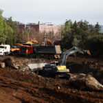 Se realizan trabajos en obras viales tras el aluvión que afecto a la comuna de Las Condes. Foto: Aton Chile.