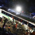 Bus de la Orquesta de Cámara desbarranca en Valparaiso y deja una integrante fallecida Un bus con musicos provenientes de la Universidad Santa Maria, volco en calle Amalia Paz, cayendo unos 20 metros al estacionamiento de un condominio, preliminarmente se contabilizan mas de 40 lesionados. Manuel Lema/Aton Chile