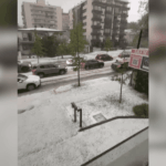 Tormentas eléctricas y granizo: DMC alerta a siete regiones del centro y sur Calle urbana de Santiago en la que se ve el suelo blanco por el granizo de las precipitaciones.