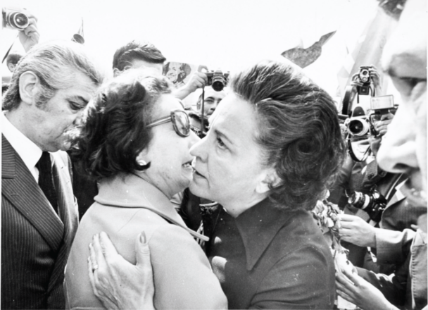La primera dama de México, María Esther Zuno de Echeverría, recibe en el Aeropuerto Internacional de la Ciudad de México a Hortensia Bussi, esposa del fallecido presidente de Chile, Salvador Allende, después del golpe militar. La viuda es acompañada por el embajador de México en Santiago, Chile, Gonzalo Martínez Corbalá. Foto: Gentileza Embajada de México en Chile.