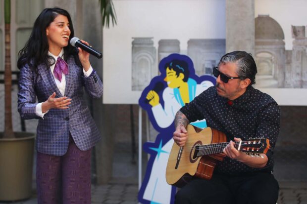 La artista Mariel Mariel durante el lanzamiento del sello postal en honor a Cecilia, La Incomparable.