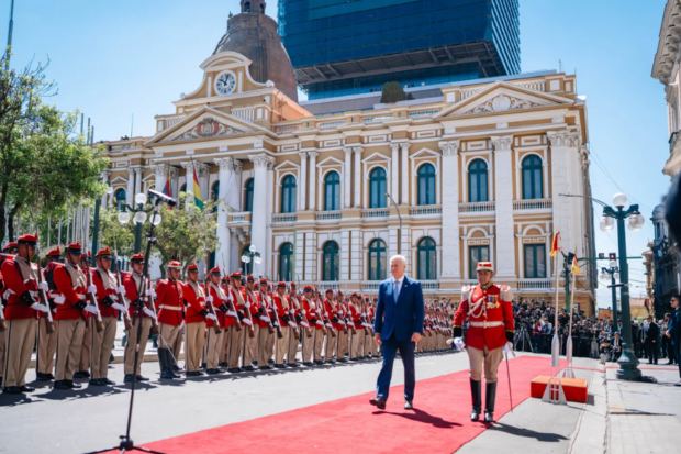 Presidente José Antonio Kast recibe honores en Bolivia.