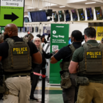 EEUU destaca cifras récord de deportaciones diarias a manos del ICE Agentes del ICE.