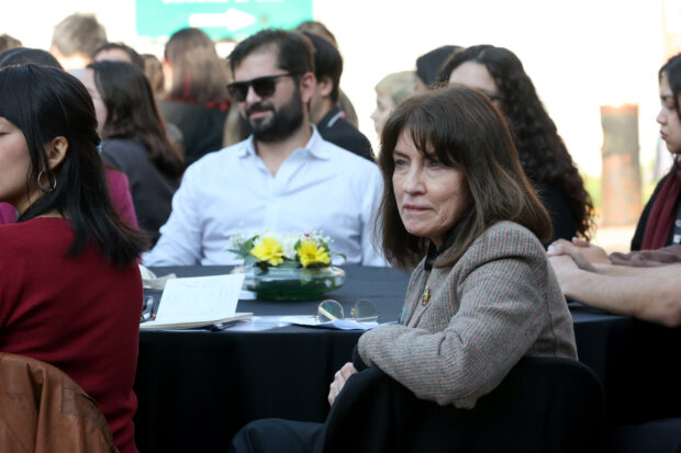 Rectora Universidad de Chile Alejandra Mizala y el exPresidente Gabriel Boric.