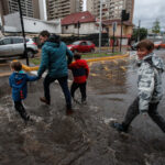 Cinco regiones suspendieron clases para este martes por sistema frontal temporales