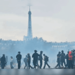 Politólogo Juan Felipe Duque sobre el gobierno francés y las protestas: “En vez de incitar un diálogo se azuza más el conflicto" Estudiantes protestan con la Torre Eiffel.
