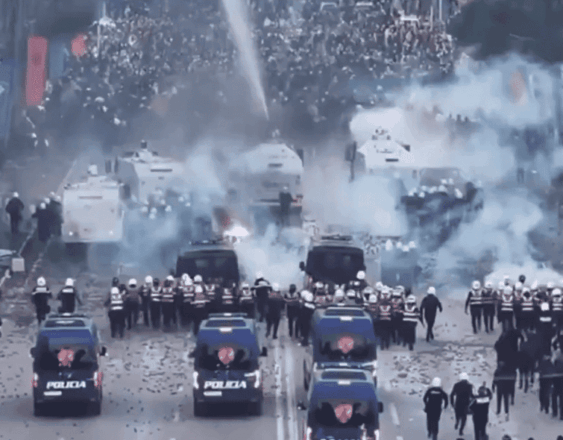 Enfrentamientos entre la policia y manifestantes en Tirana, la capital de Albania