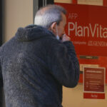 PS y FA exigen un rol más activo del Gobierno ante la caída del Fondo E Adulto mayor entrando a una sucursal de la AFP Plan Vital.