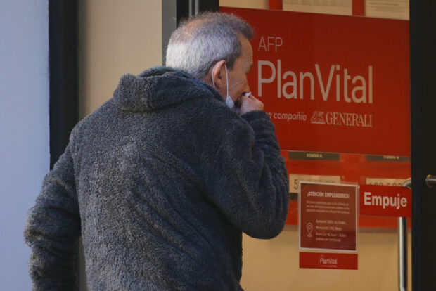 Adulto mayor entrando a una sucursal de la AFP Plan Vital.
