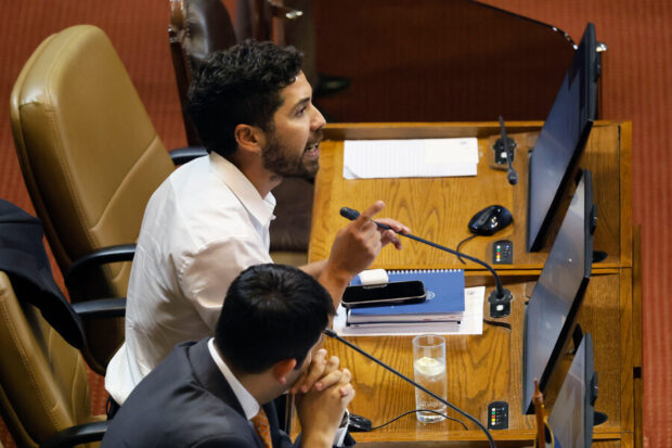 Diputado Juan Santana (PS) interviniendo en una discusión de la Cámara de Diputados.