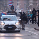 De Francia al resto de Europa: crece la ola de movilizaciones por el costo de la vida y oportunidades Manifestantes vestidos de negro golpean y tiran objetos a auto de policia.