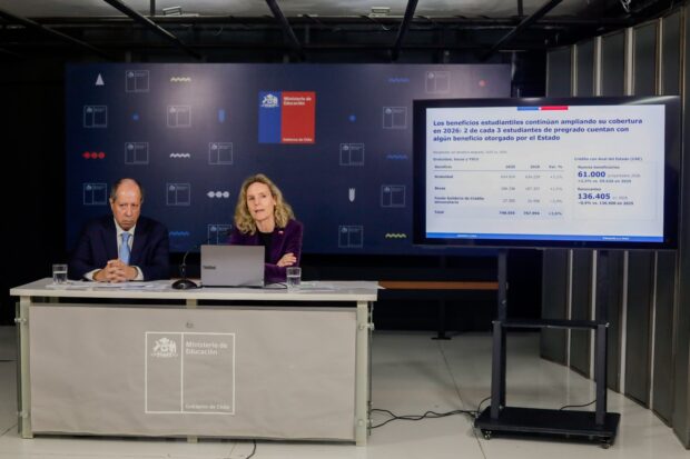 La subsecretaria de Educación Superior, Fernanda Valdés, y Tomás Bayón, director Ejecutivo de Comisión Ingresa, presentan proceso extraordinario de reprogramación para los deudores del Crédito CAE.