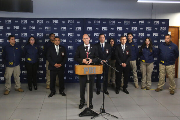 Ministro de Seguridad, Martín Arrau, junto autoridades de la PDI. 
