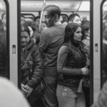 José Miguel Izquierdo retrata la soledad en el Metro: “Estamos juntos, pero solos” "Coreografías involuntarias: habitar el Metro de Santiago", exposición del fotógrafo José Miguel Izquierdo.