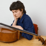 Emily Wittbrodt llega a la Plataforma Cultural de la U. de Chile con un concierto gratuito La violonchelista, cantante y compositora alemana Emily Wittbrodt.