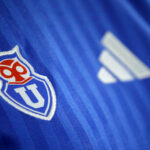 Camiseta de fútbol del club Universidad de Chile.