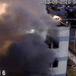Pantallazo de una grabación de un edificio del que sale humo negro por un incendio.