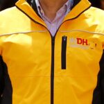 Funcionario del INDH usando la característica chaqueta amarilla.