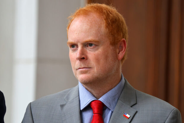 Senador Rojo Edwards.