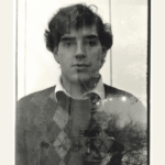 Fotografía, memoria y resistencia: legado de Rodrigo Rojas de Negri encuentra un lugar permanente en el MAC Rodrigo Rojas de Negri, fotógrafo.