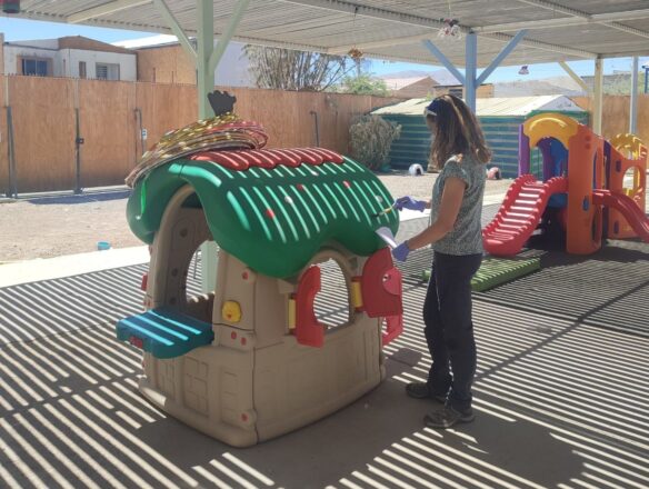 Estudio examinó muestras de polvo sedimentado recolectadas tanto en espacios interiores como exteriores de 38 escuelas de Calama.