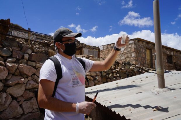 Estudio examinó muestras de polvo sedimentado recolectadas tanto en espacios interiores como exteriores de 38 escuelas de Calama.