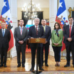 Gobierno activa plan de contención mientras Rabat busca las "fórmulas" para revertir las rebajas de condenas Kast junto a sus ministros realizan declaración en uno de los salones de La Moneda.
